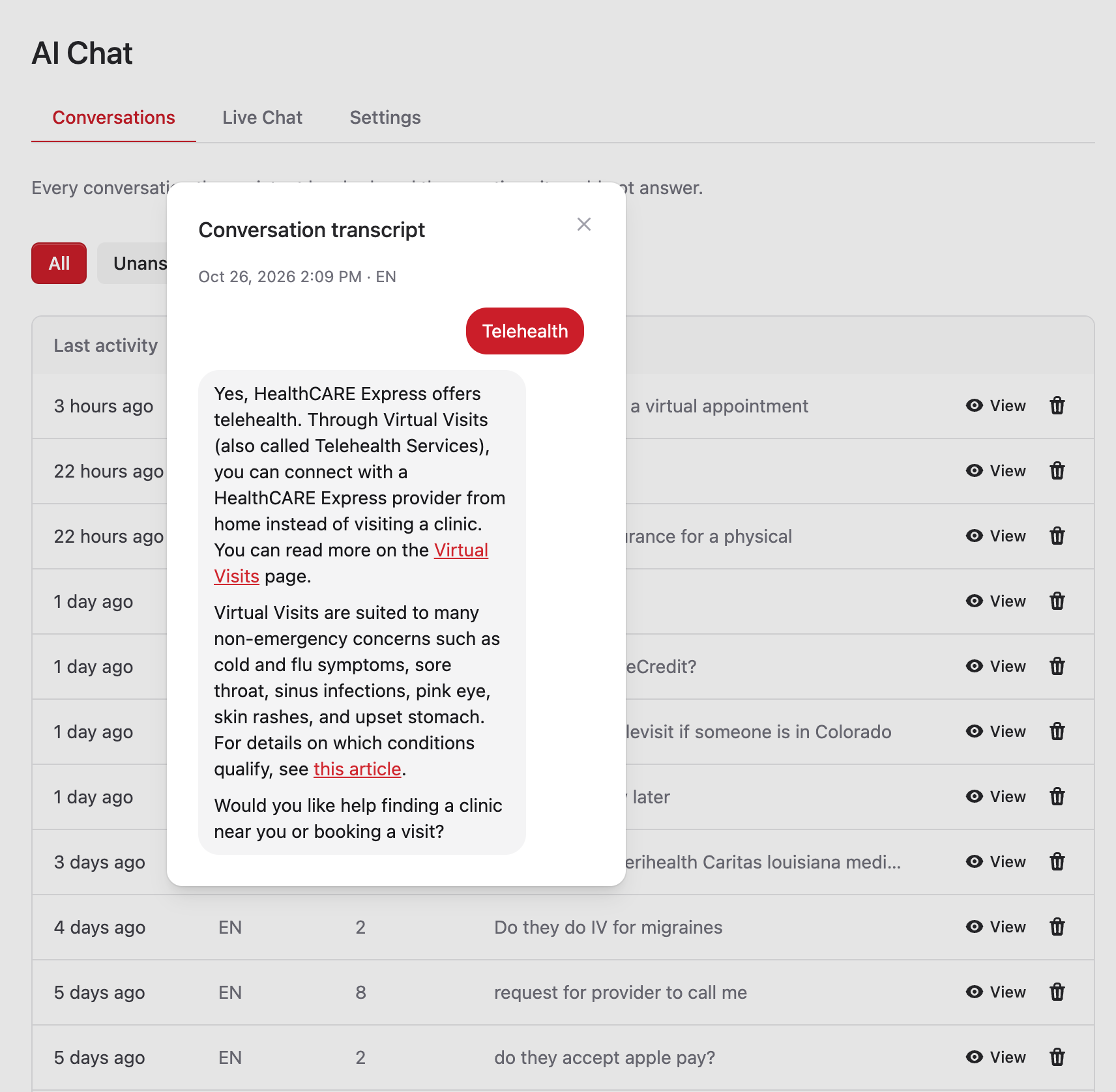 Una conversación abierta desde el panel del chat: un visitante escribe “Telehealth” (telesalud) y el chat explica que HealthCARE Express ofrece visitas virtuales, enlaza la página Virtual Visits y ofrece ayudar a reservar