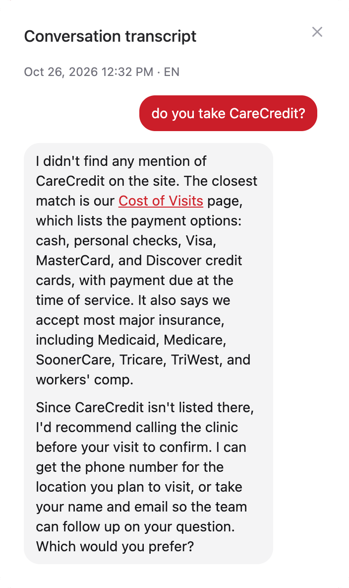 Una transcripción de chat: un visitante pregunta “do you take CareCredit?” (¿aceptan CareCredit?) y el asistente dice que el sitio no lo menciona, enlaza la página Cost of Visits y sus opciones de pago, y ofrece el teléfono de la clínica o tomar sus datos