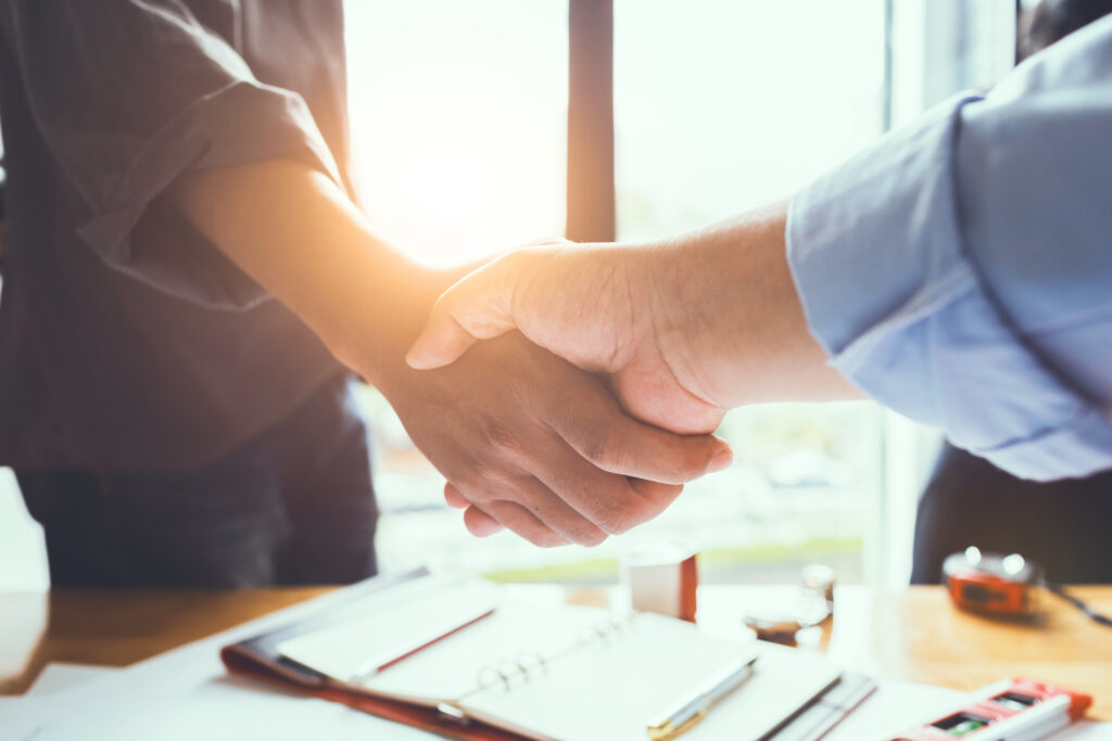 2 people shaking hands